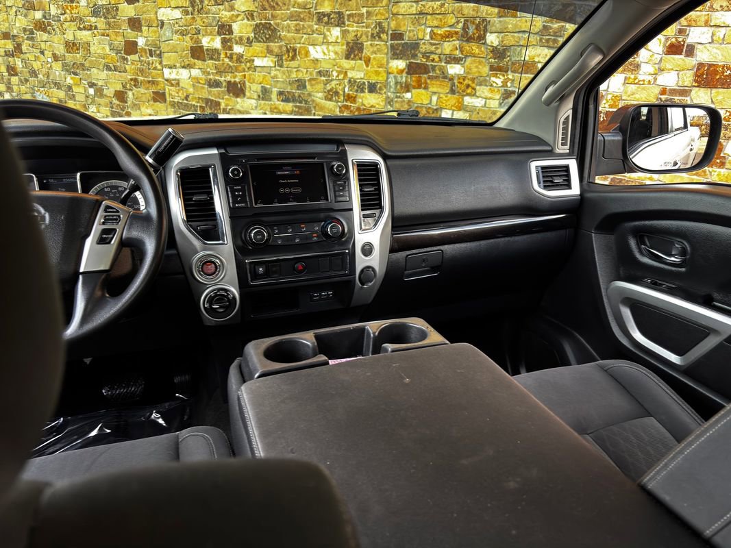 Used 2019 Nissan Titan SV image 38