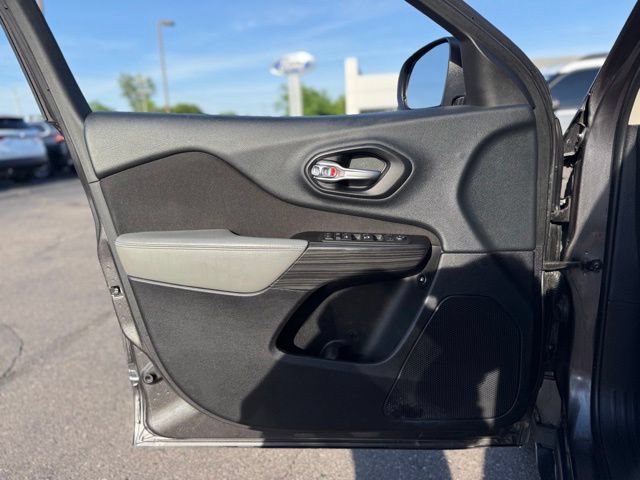 Used 2014 Jeep Cherokee Latitude w/ Cold Weather Group FWD image 11