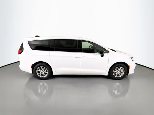 New 2026 Chrysler Pacifica Select image 8