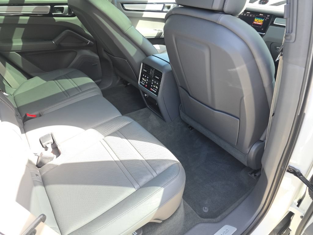 Used 2023 Porsche Cayenne Platinum Edition AWD/4WD image 16