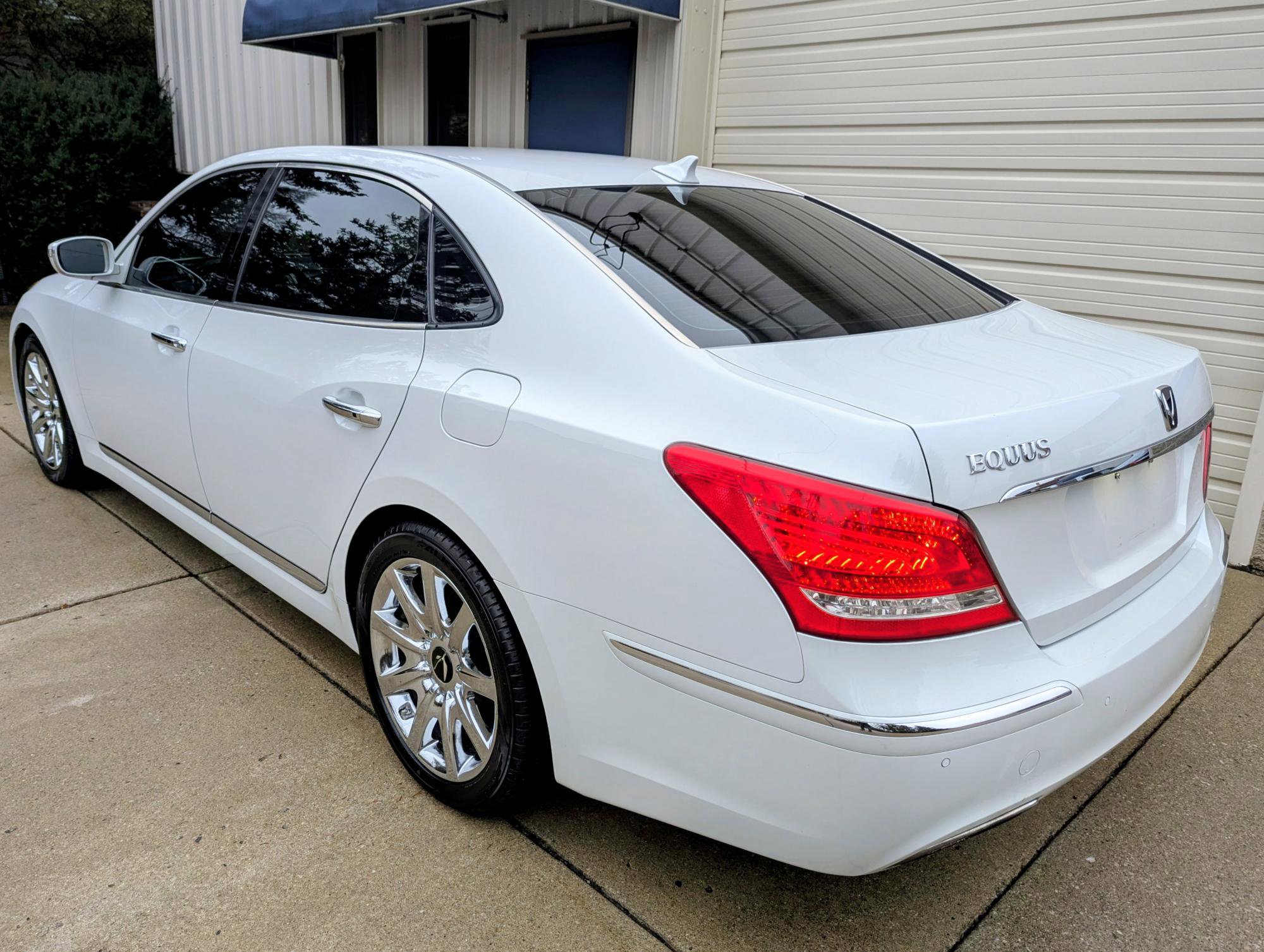 Used 2013 Hyundai Equus Signature RWD image 3