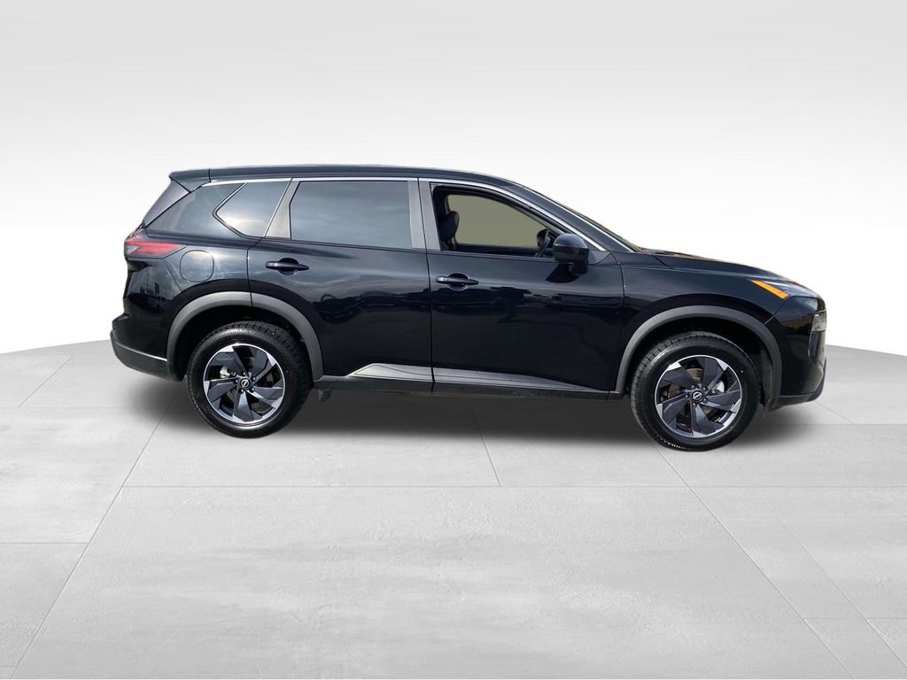 Used 2024 Nissan Rogue SV image 2