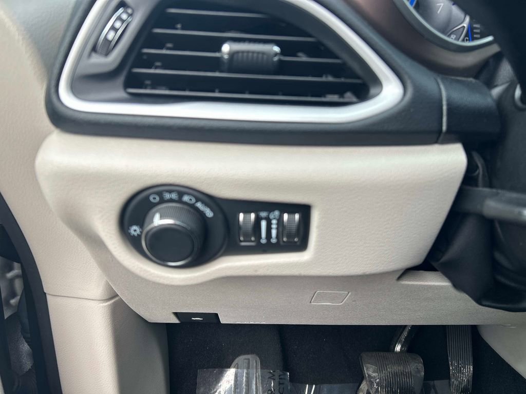 Used 2023 Chrysler Voyager LX image 22