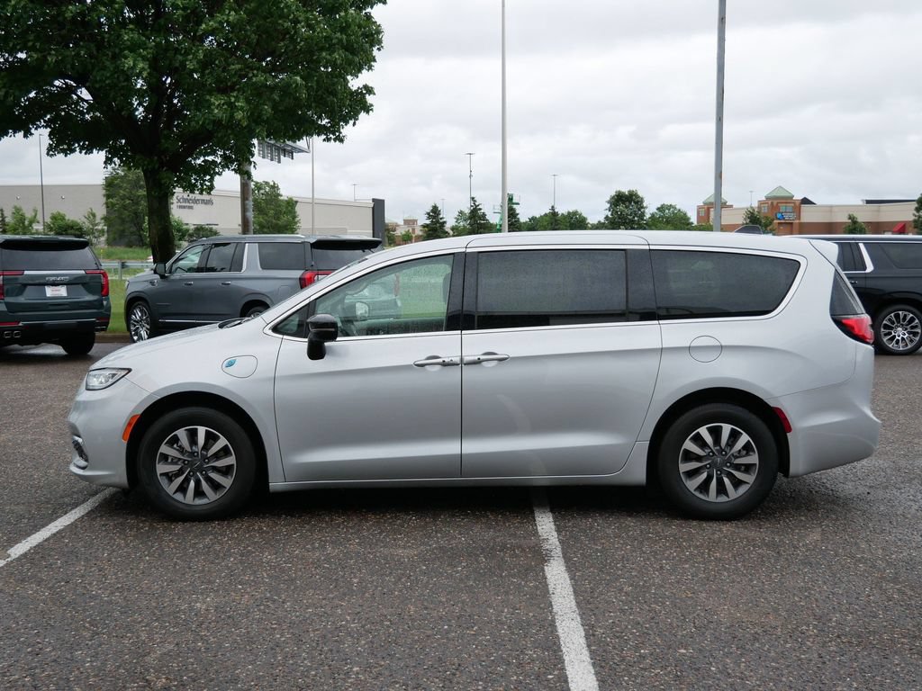 Used 2024 Chrysler Pacifica Limited FWD image 6