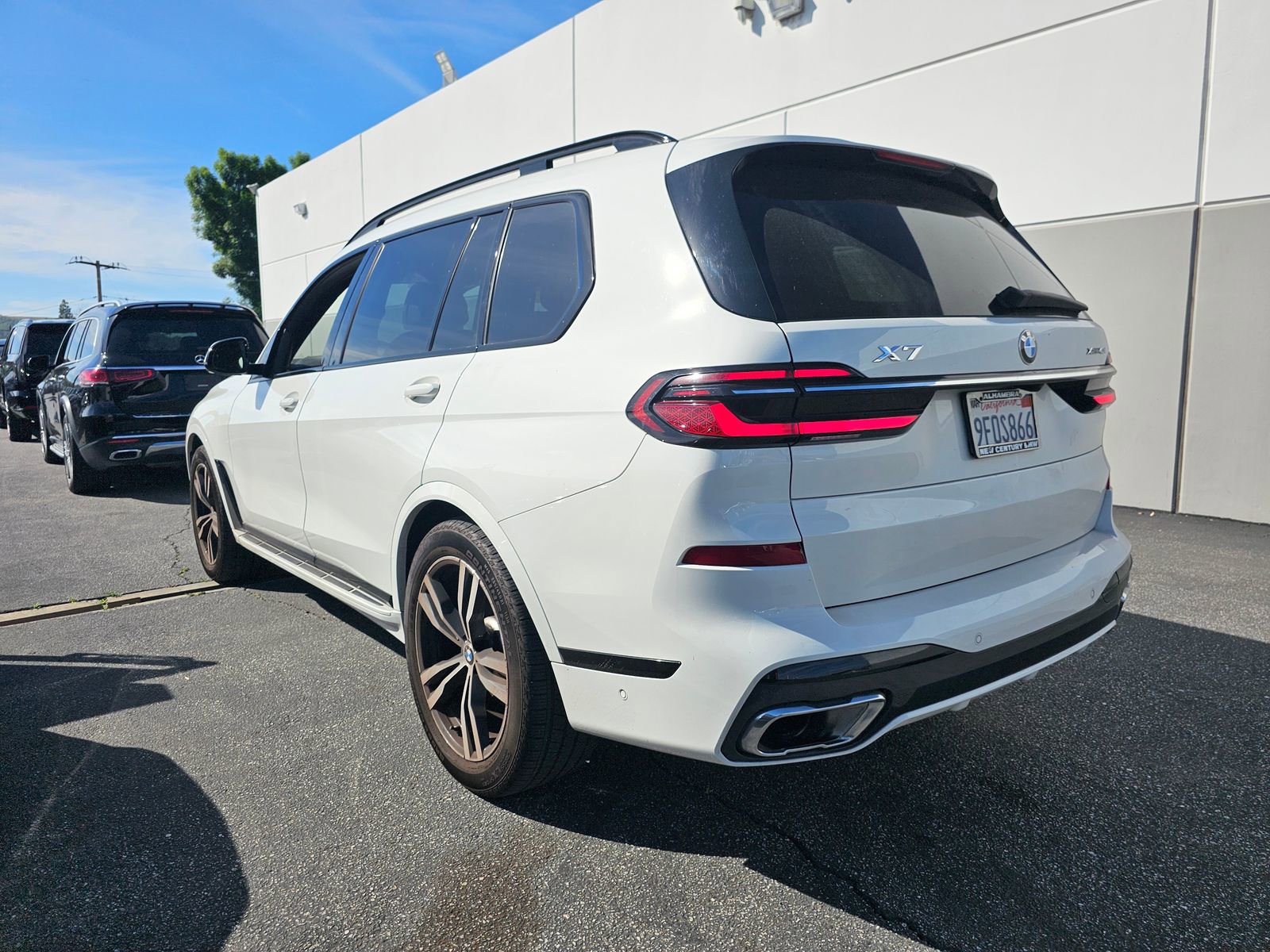 Used 2023 BMW X7 xDrive40i w/ M Sport Package image 3