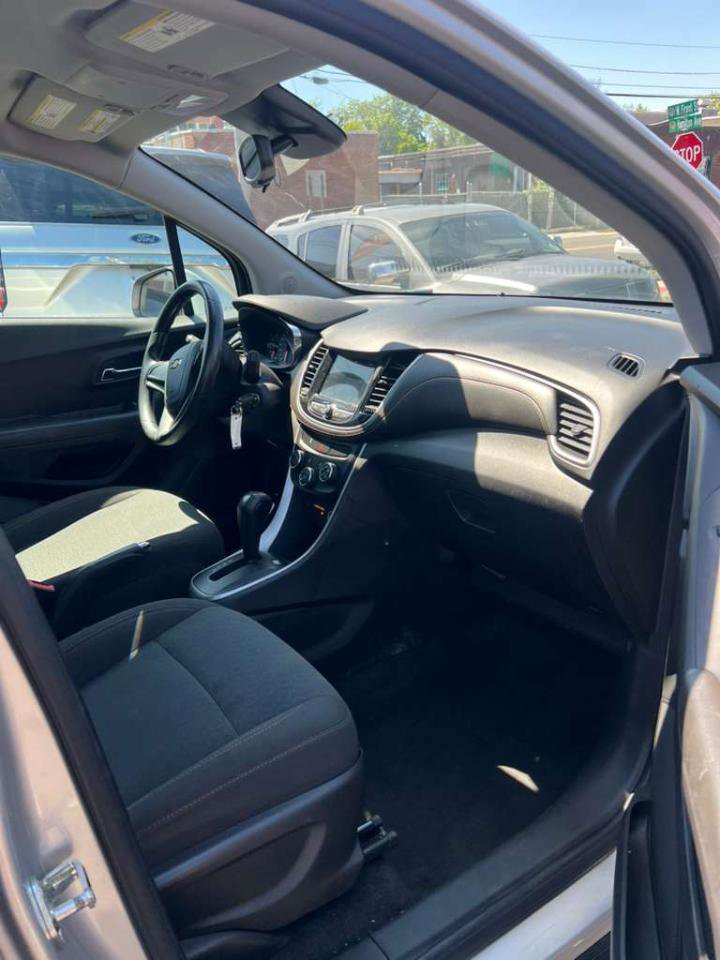 Used 2018 Chevrolet Trax LS FWD image 28
