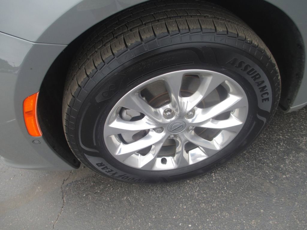 Used 2023 Chrysler Pacifica Touring-L AWD/4WD image 13