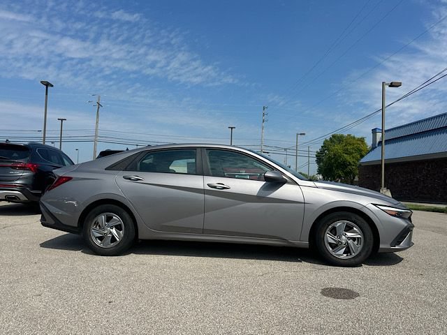 Used 2024 Hyundai Elantra SE FWD image 7