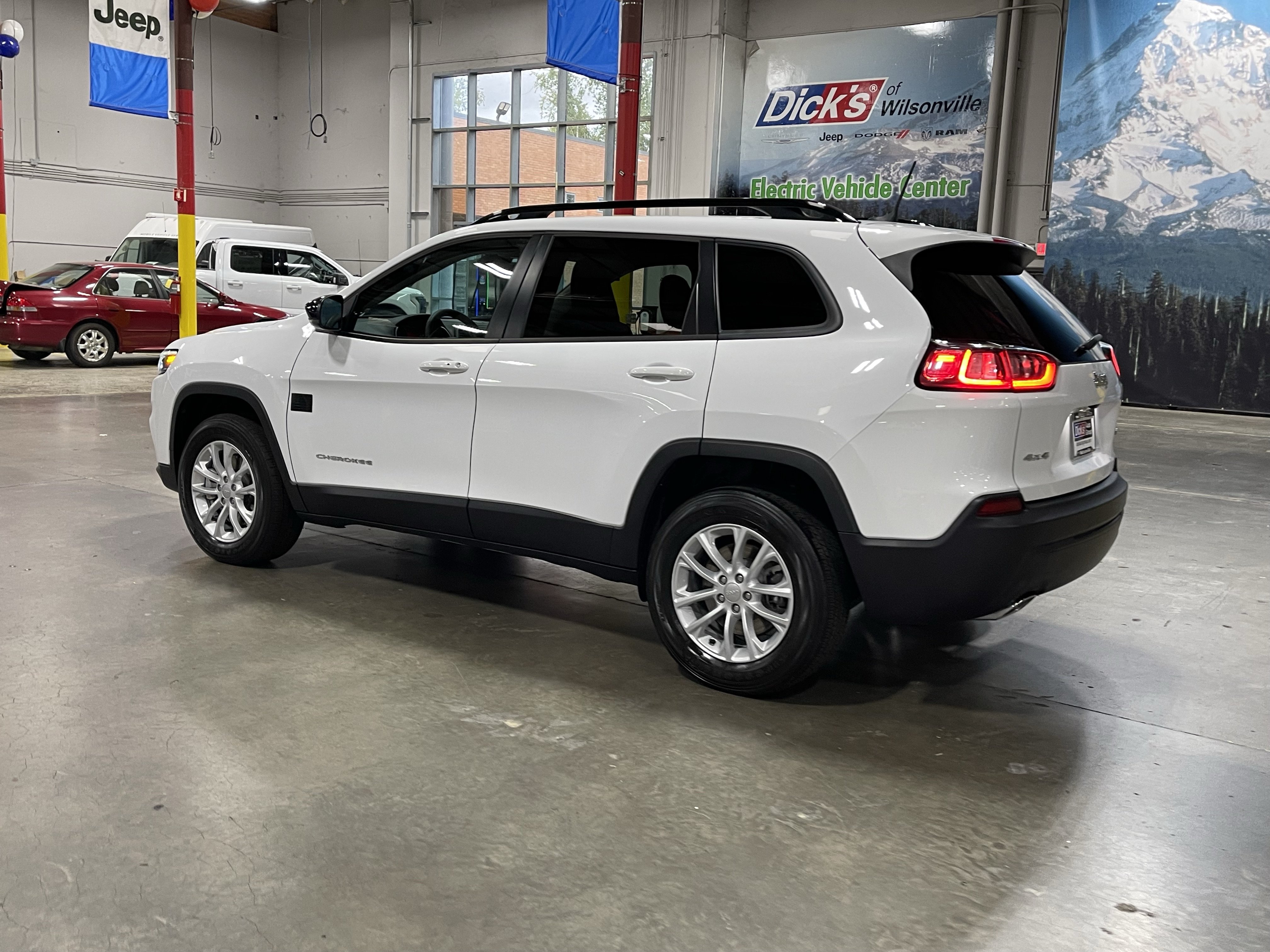 Used 2022 Jeep Cherokee Latitude Lux AWD/4WD image 3