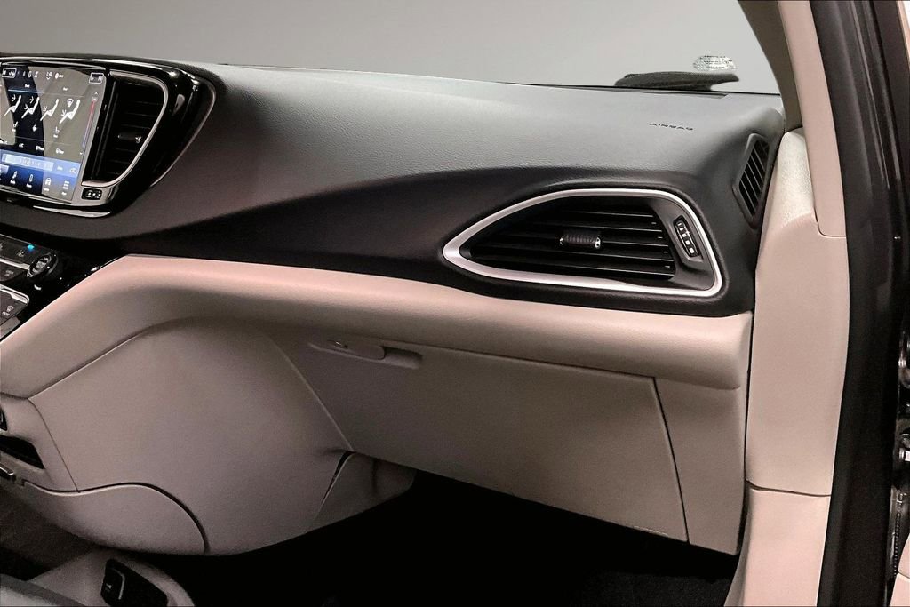 Used 2023 Chrysler Pacifica Touring-L image 27