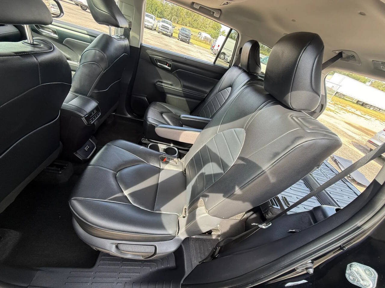 Used 2024 Toyota Highlander XLE AWD/4WD image 12