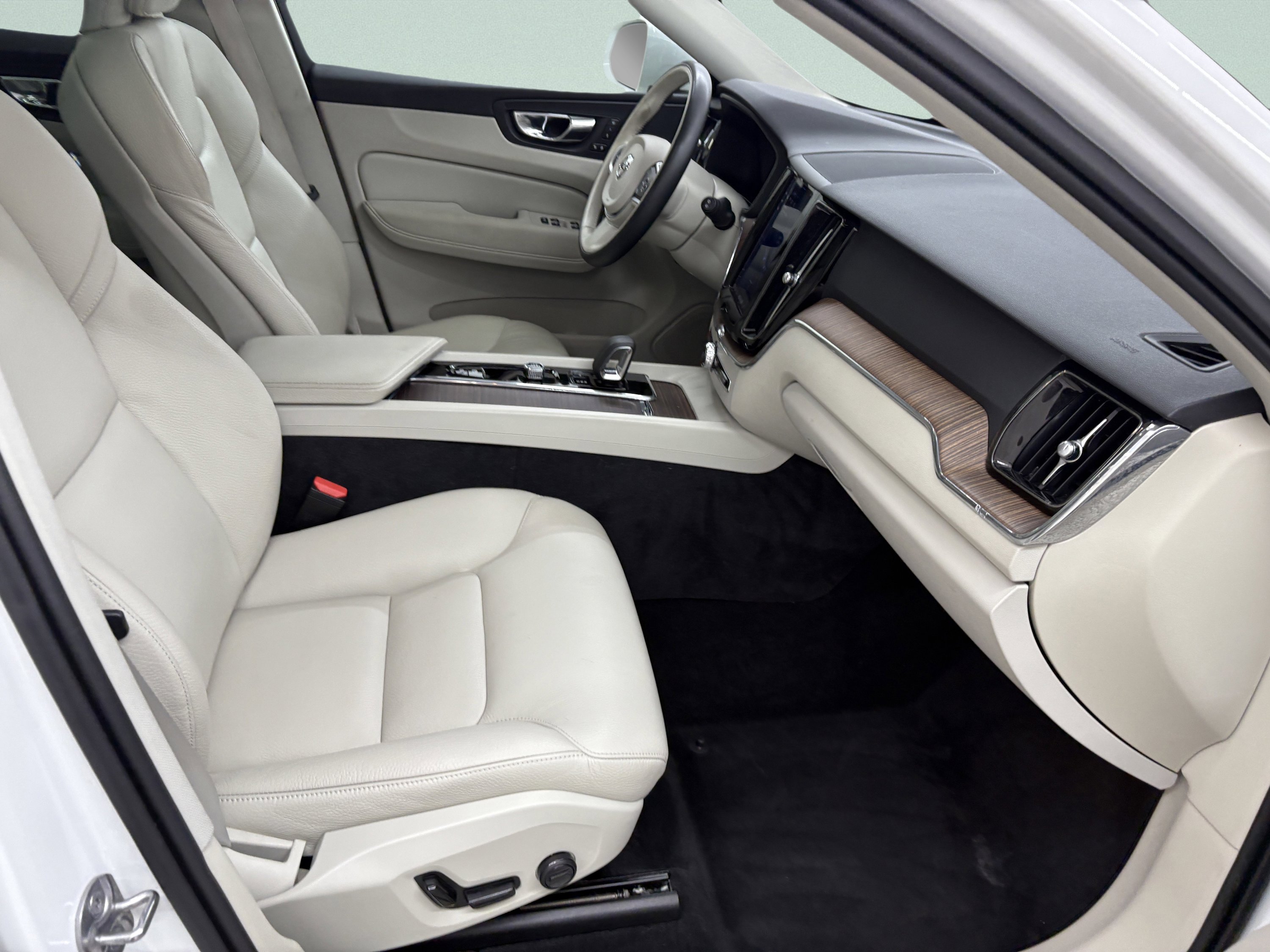 Used 2022 Volvo XC60 B5 Momentum image 24