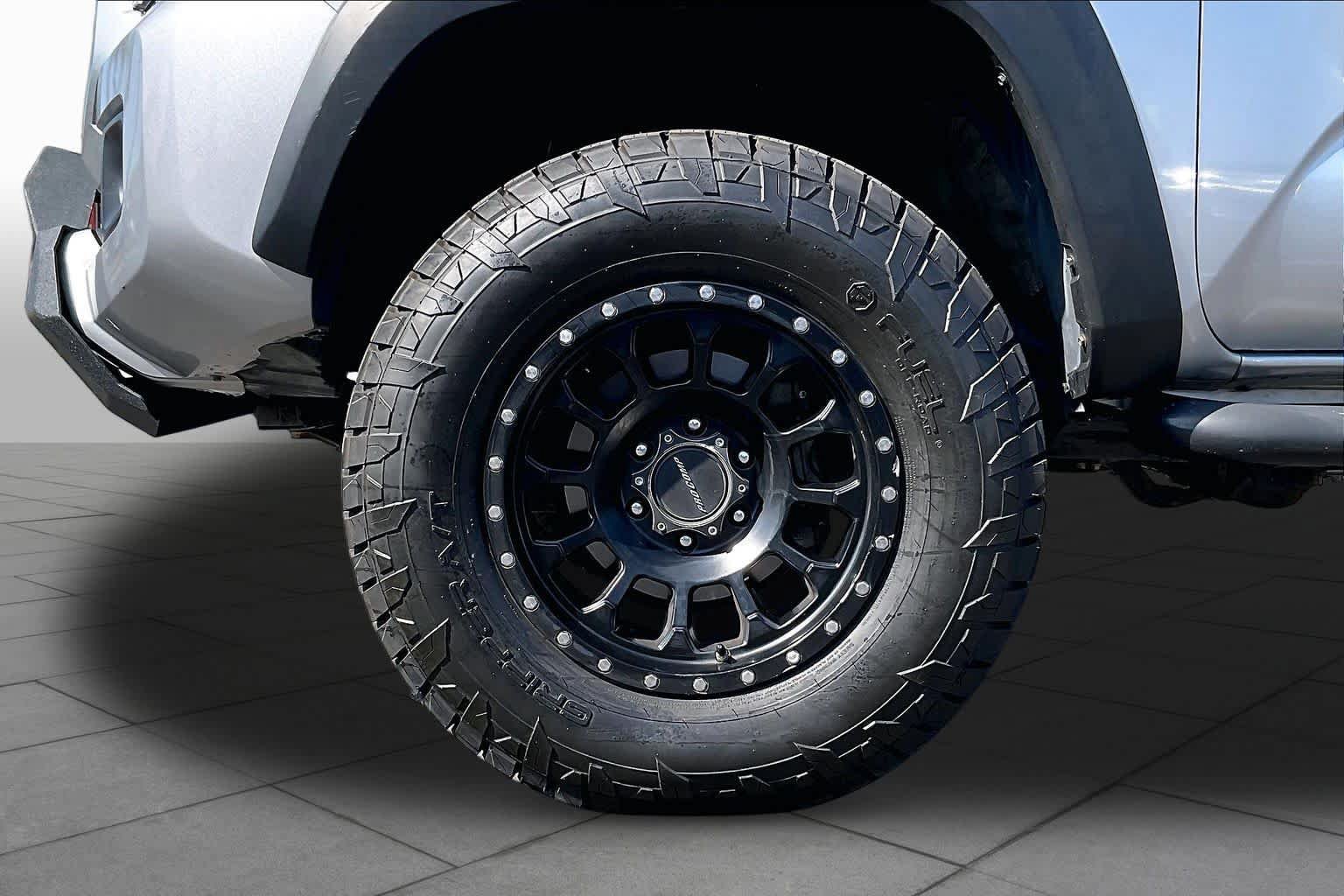 Used 2019 Toyota Tacoma TRD Off-Road AWD/4WD image 9