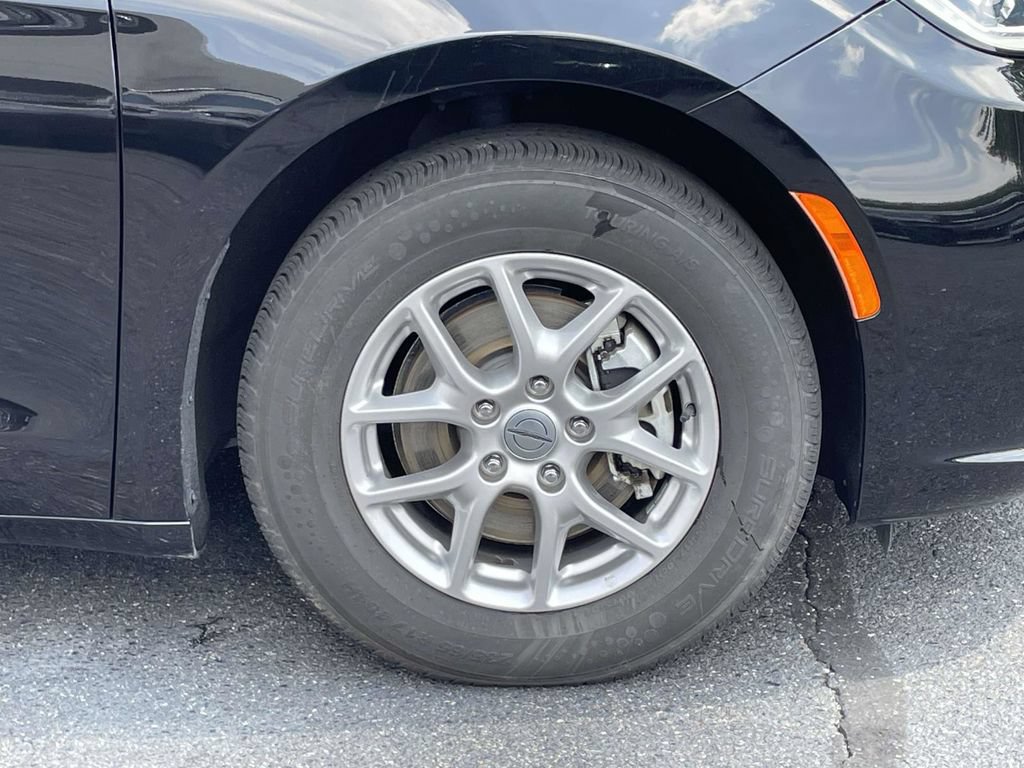Certified 2024 Chrysler Pacifica Touring-L FWD image 10