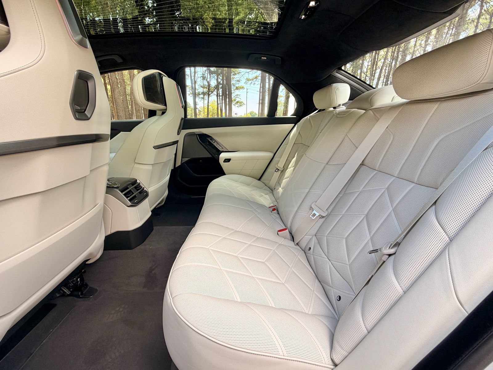 New 2027 BMW 740i w/ Executive Package RWD image 13