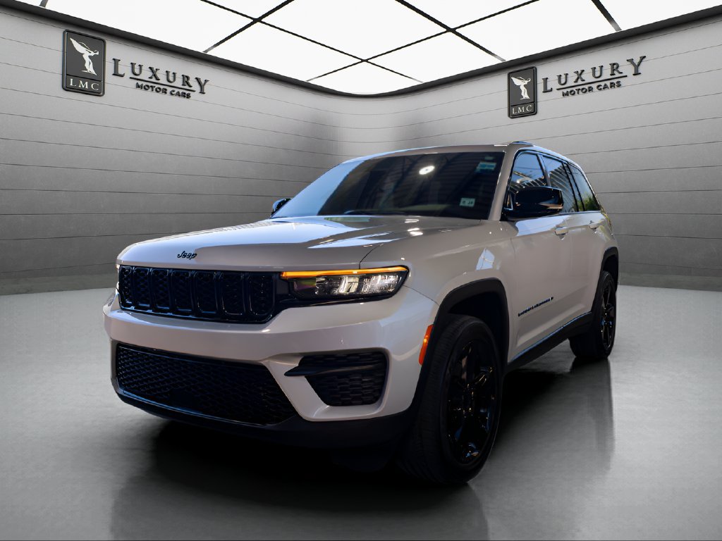 Used 2023 Jeep Grand Cherokee Altitude AWD/4WD image 4