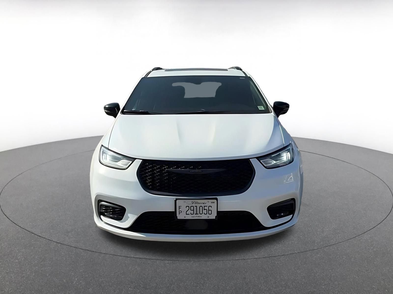 Used 2025 Chrysler Pacifica Limited image 4