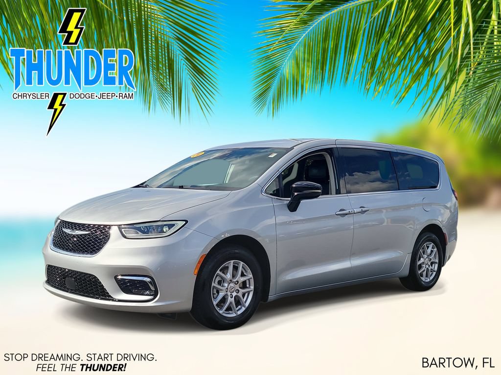 Used 2024 Chrysler Pacifica Touring-L FWD image 2