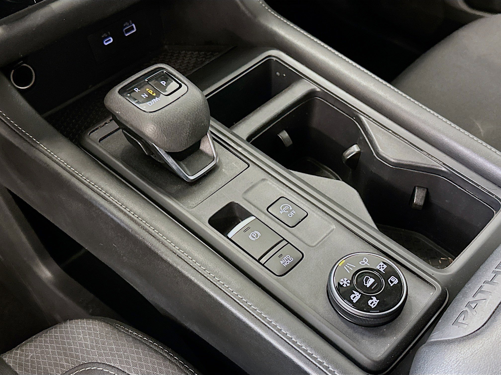 Used 2024 Nissan Pathfinder S image 24