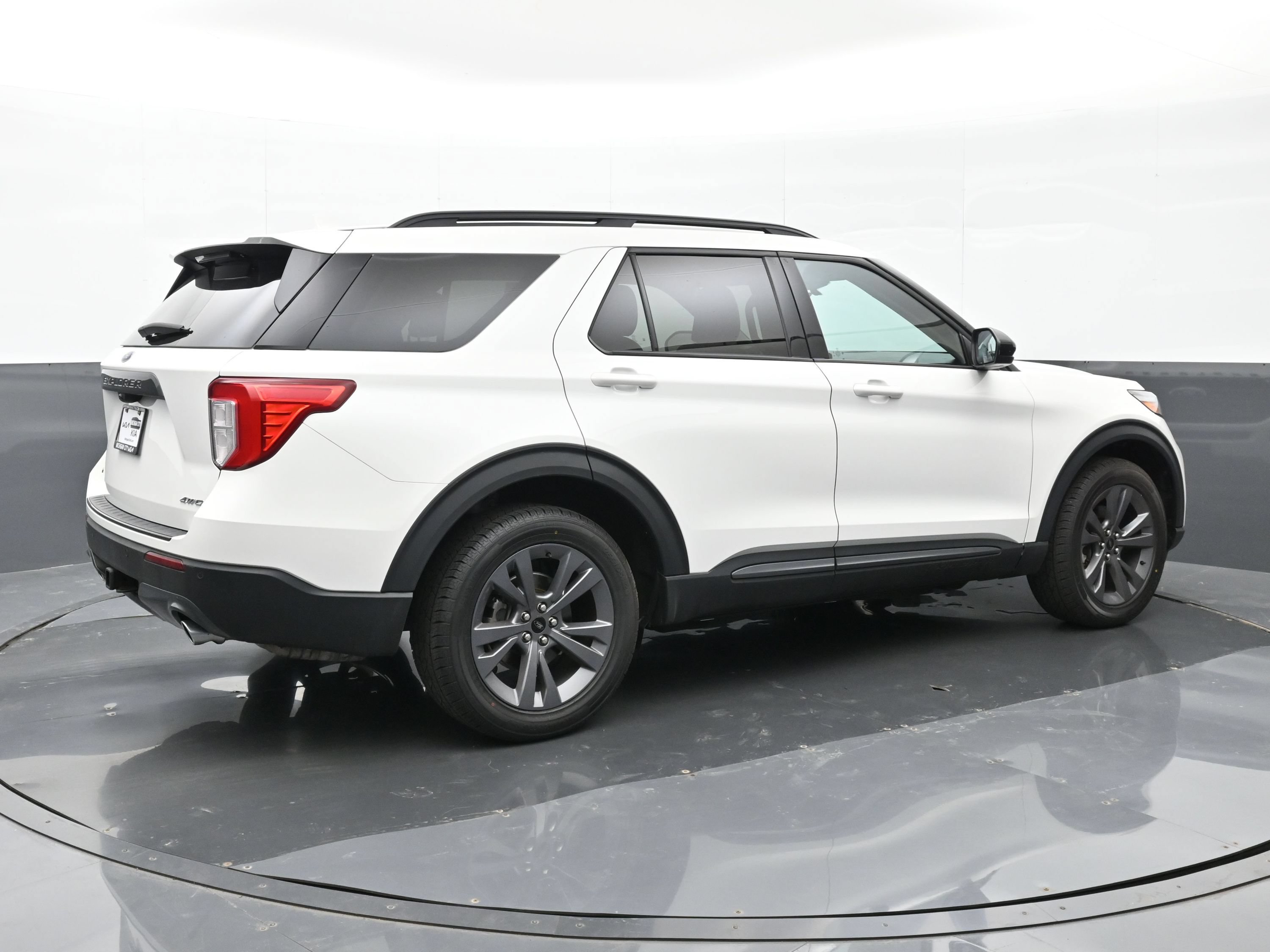 Used 2023 Ford Explorer XLT w/ Equipment Group 202A AWD/4WD image 4