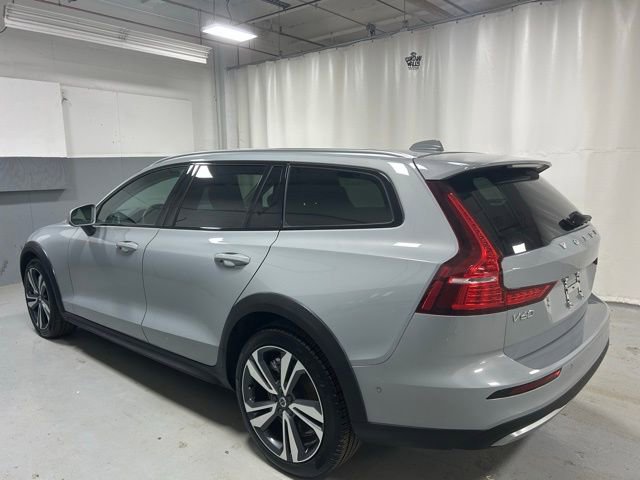 Used 2025 Volvo V60 B5 Cross Country Plus image 2