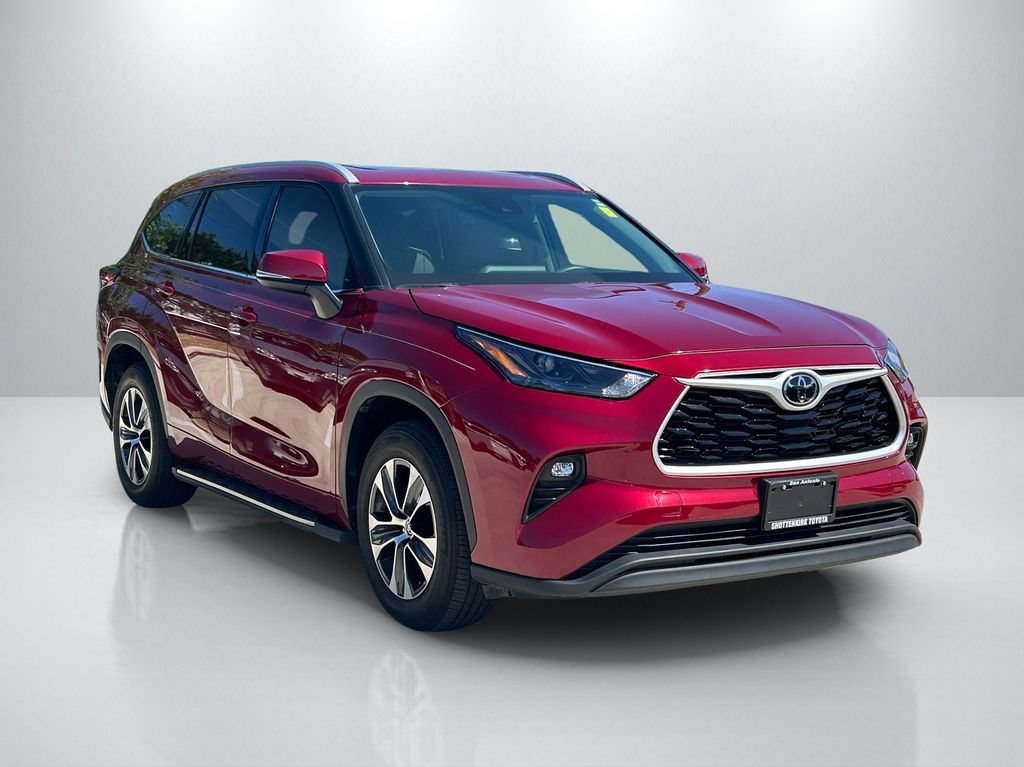 Used 2022 Toyota Highlander XLE FWD image 3