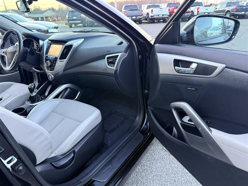Used 2013 Hyundai Veloster w/ Style Pkg image 12