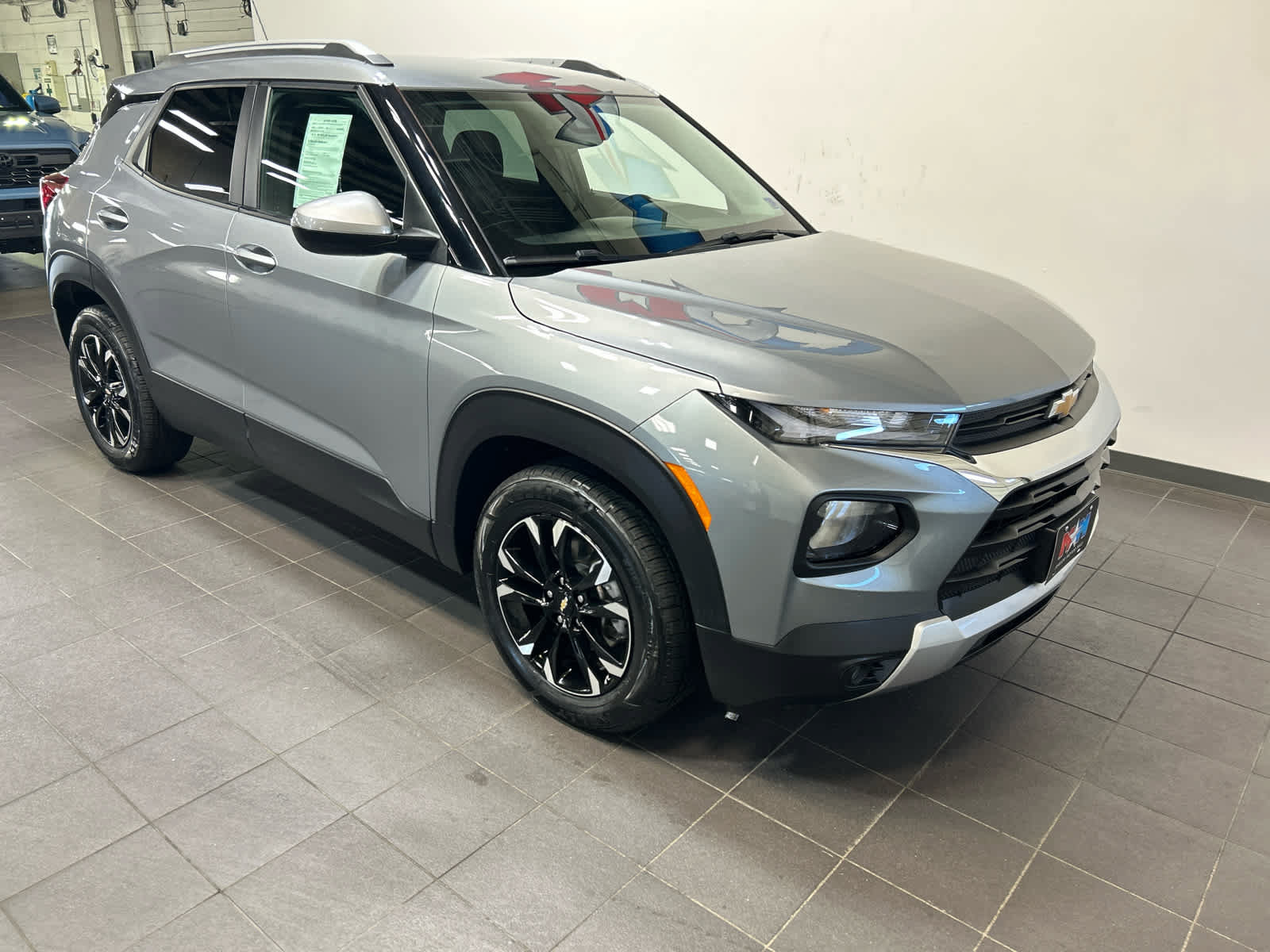 Used 2023 Chevrolet TrailBlazer LT FWD image 2