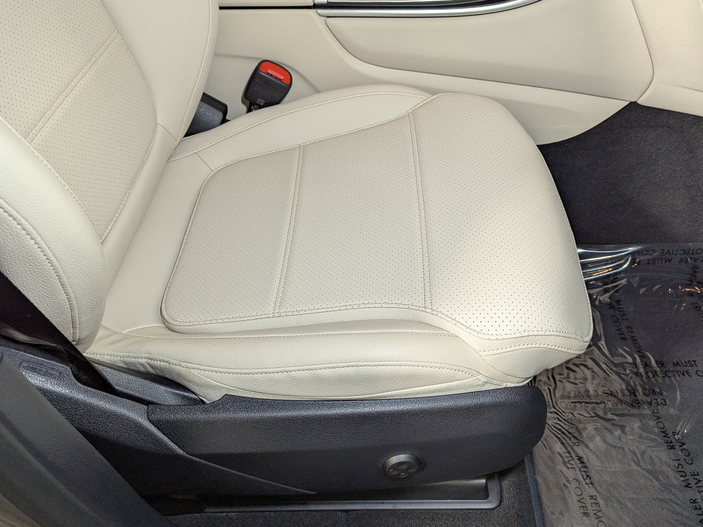 Used 2024 Mercedes-Benz GLC 300 4MATIC image 29