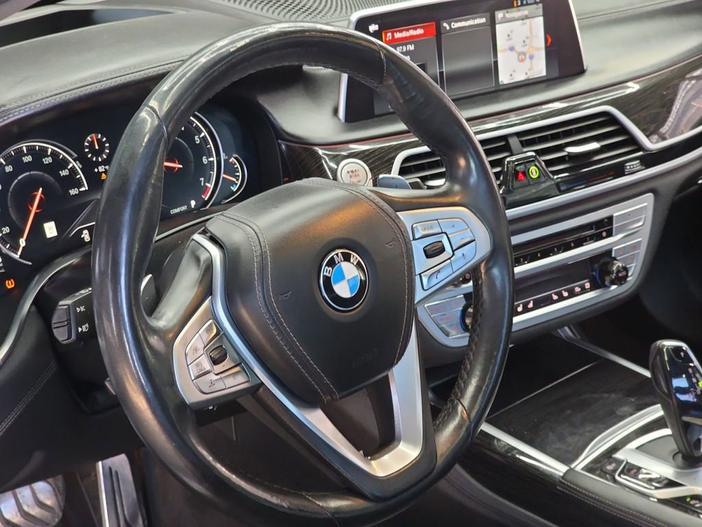 Used 2018 BMW 750i image 18