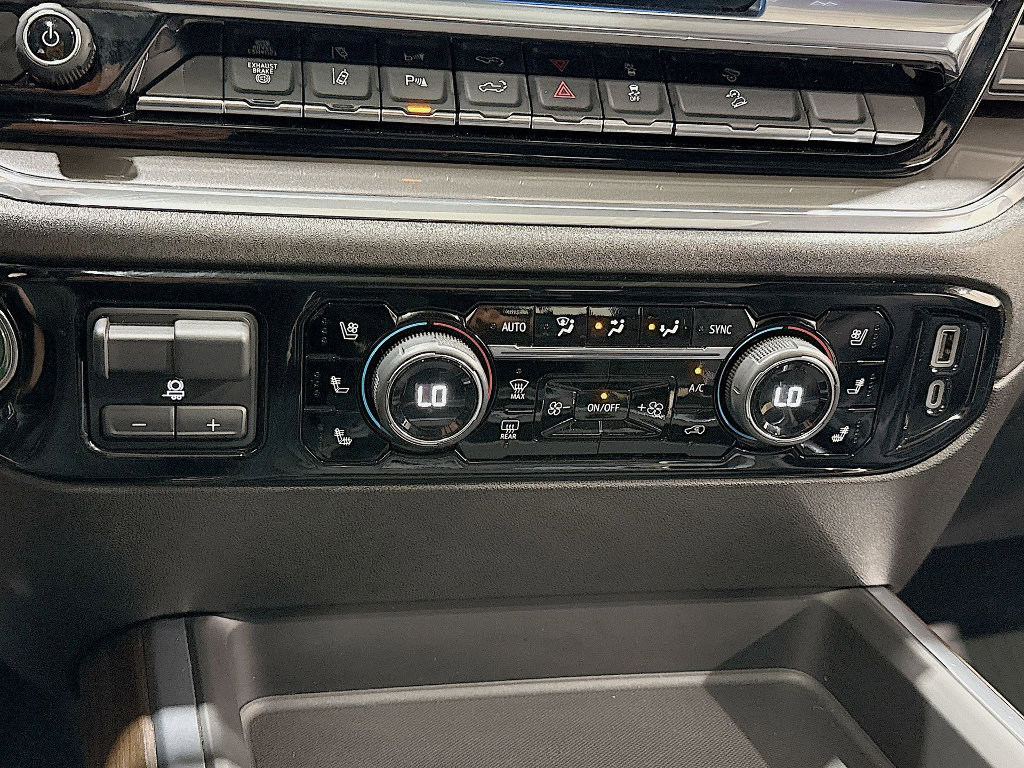 Used 2024 Chevrolet Silverado 3500 High Country w/ High Country Premium Package image 17