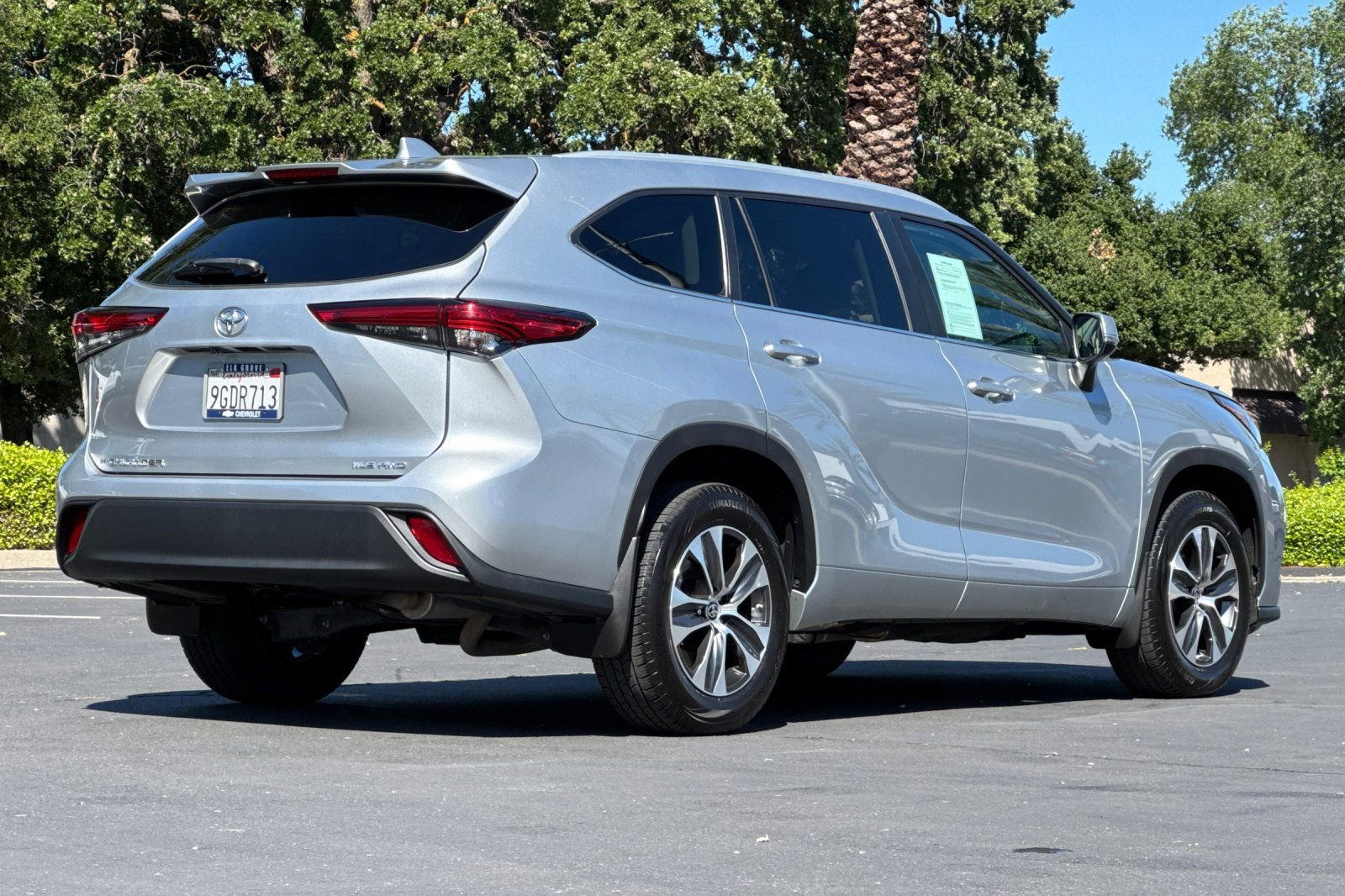 Used 2023 Toyota Highlander XLE image 3