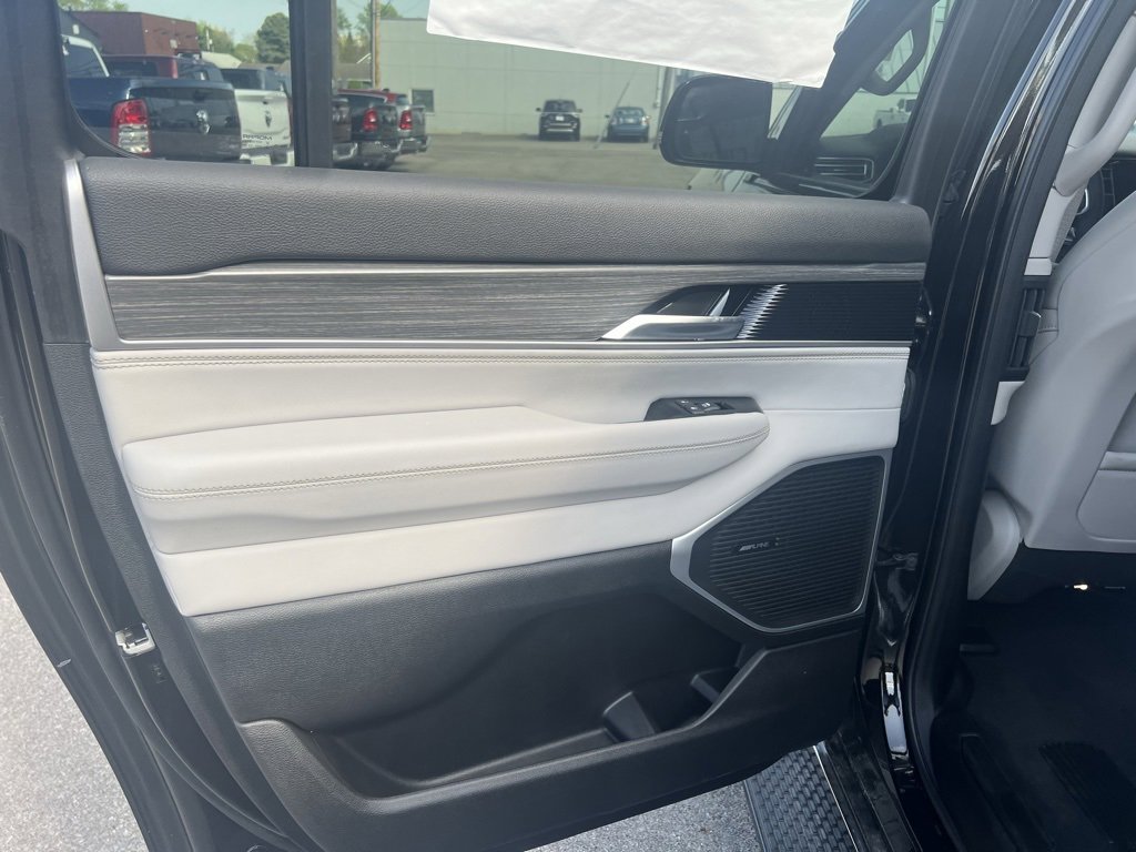 New 2024 Jeep Wagoneer L Series II w/ HD Trailer Tow Package image 31