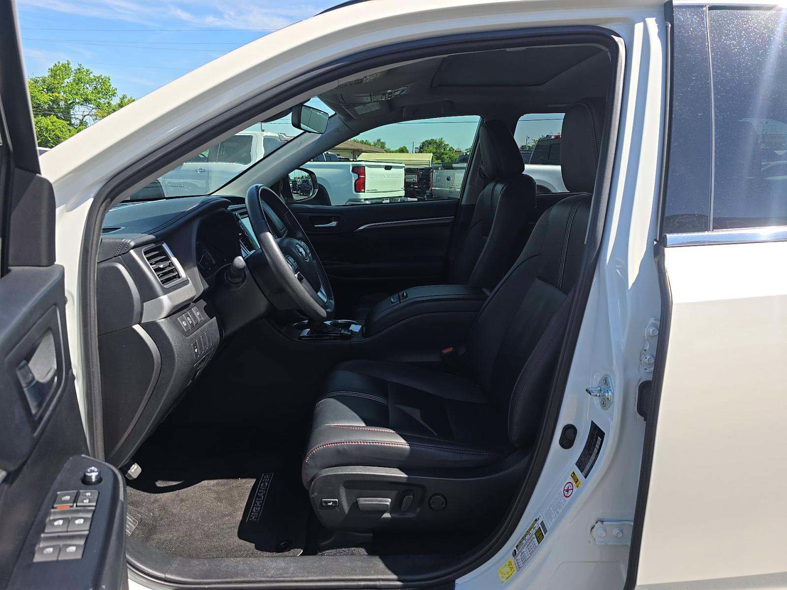 Used 2019 Toyota Highlander SE AWD/4WD image 6