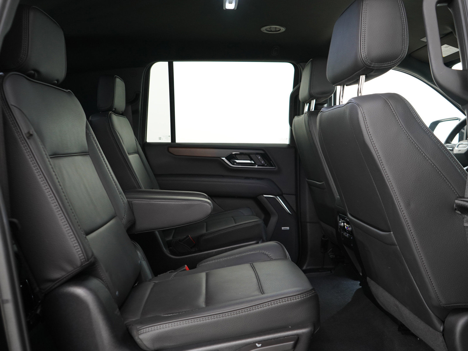 Used 2025 GMC Yukon XL Denali AWD/4WD image 12