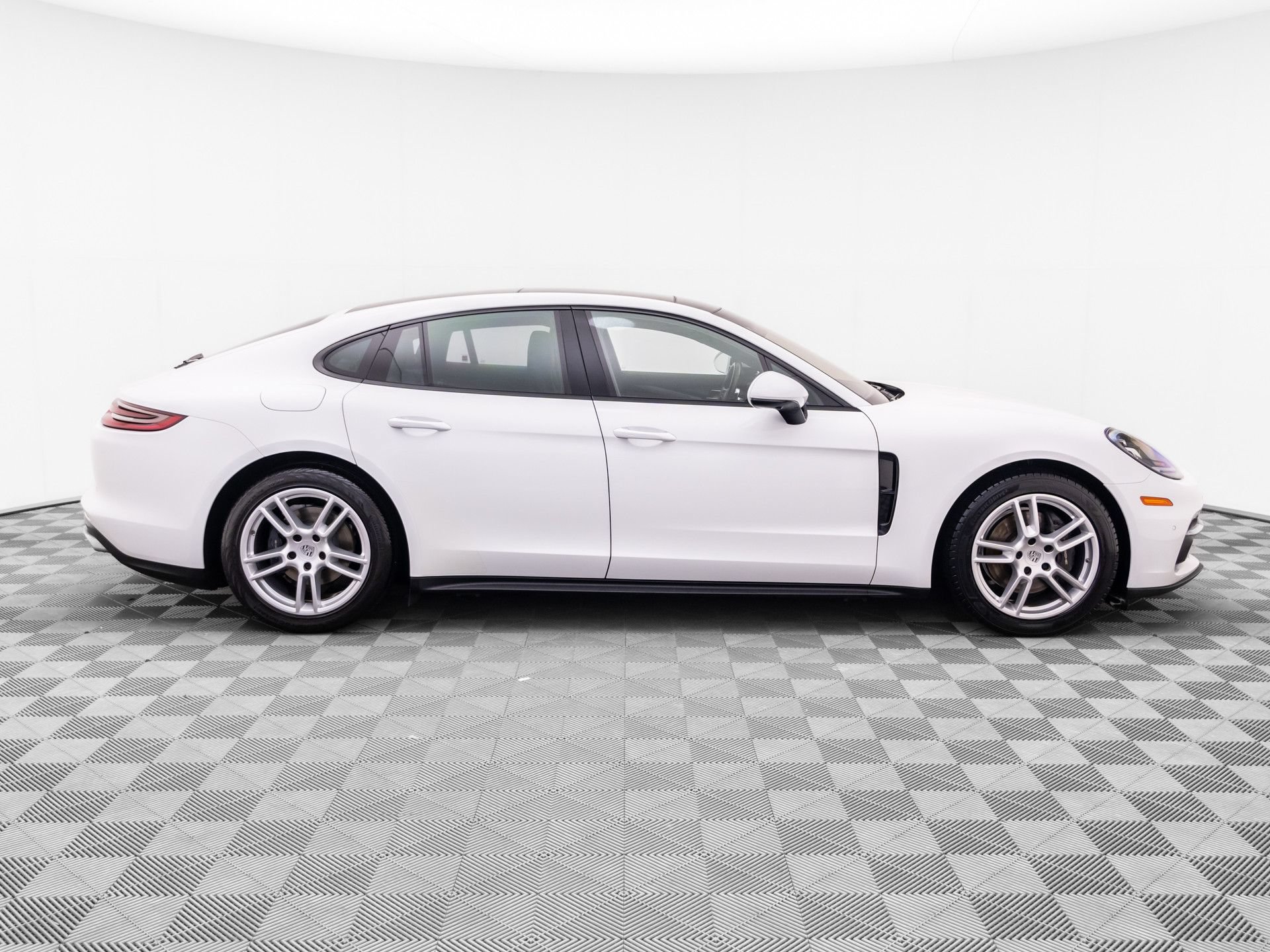 Used 2018 Porsche Panamera 4 AWD/4WD image 7