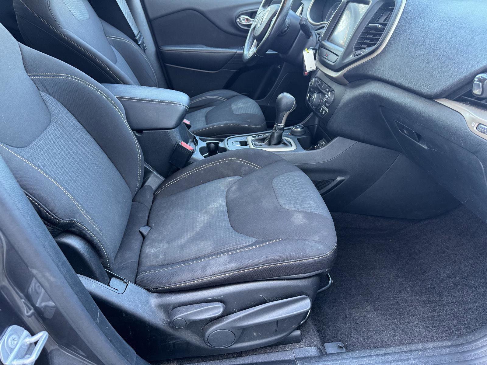 Used 2016 Jeep Cherokee Latitude w/ Cold Weather Group image 19