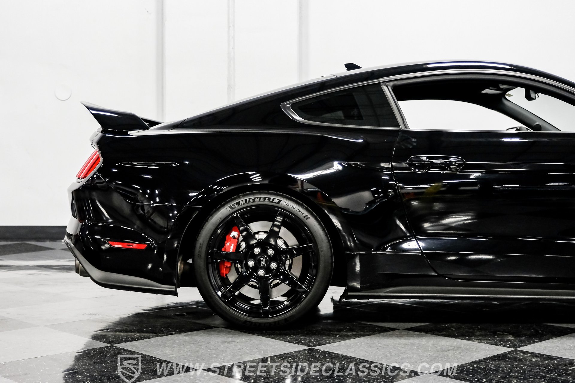 Used 2020 Ford Mustang Shelby GT350R w/ GT350R Equipment Group 920A RWD image 29