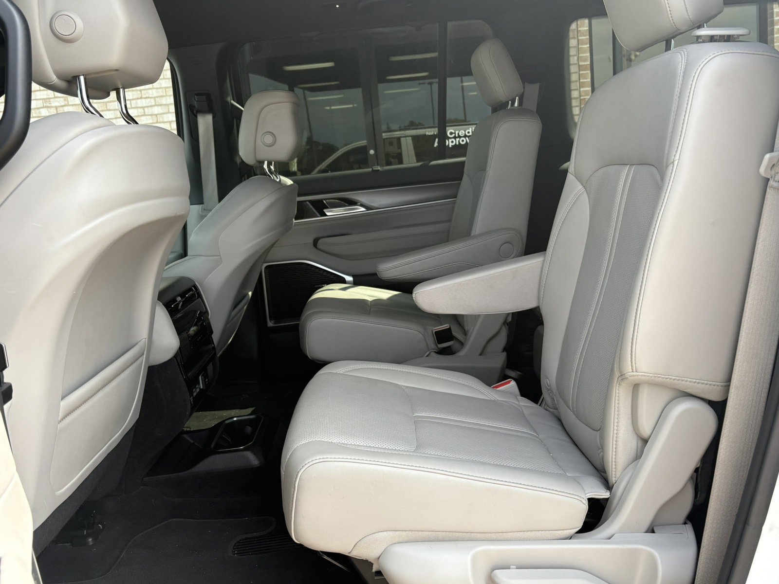 Used 2025 Jeep Wagoneer L Series III image 4