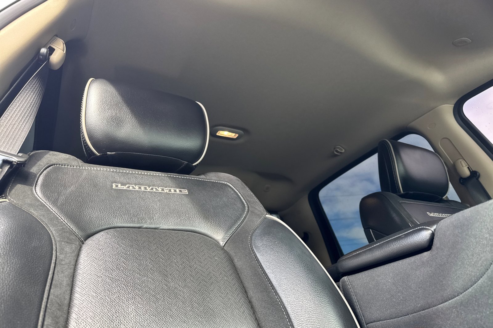 Used 2019 RAM 1500 Laramie AWD/4WD image 16