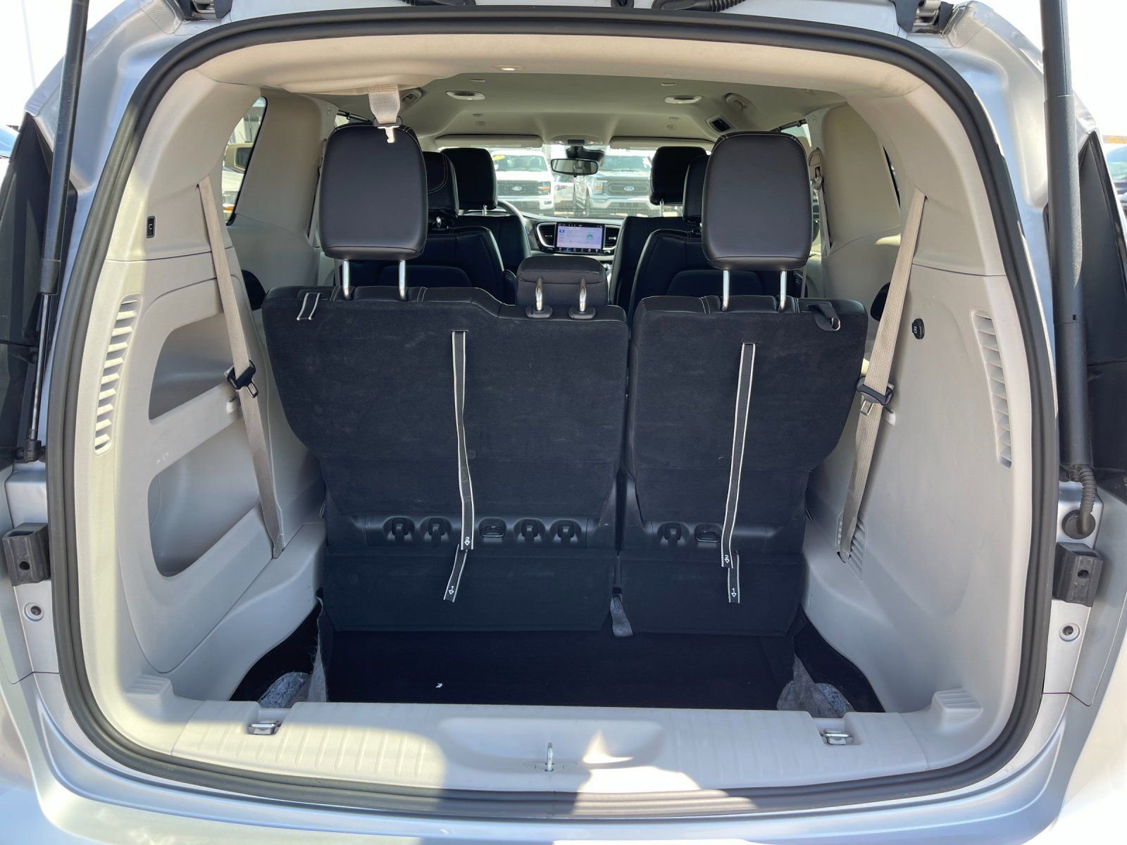 Used 2024 Chrysler Pacifica Touring-L image 18