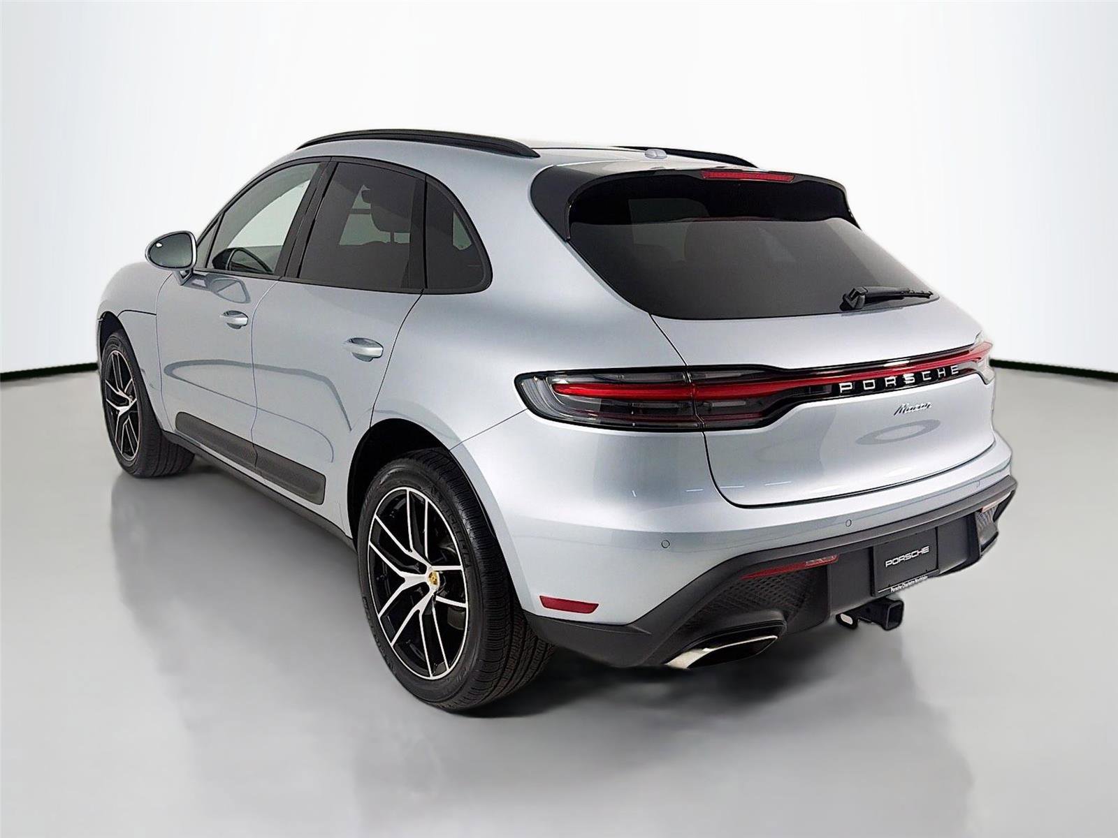 Certified 2025 Porsche Macan image 3