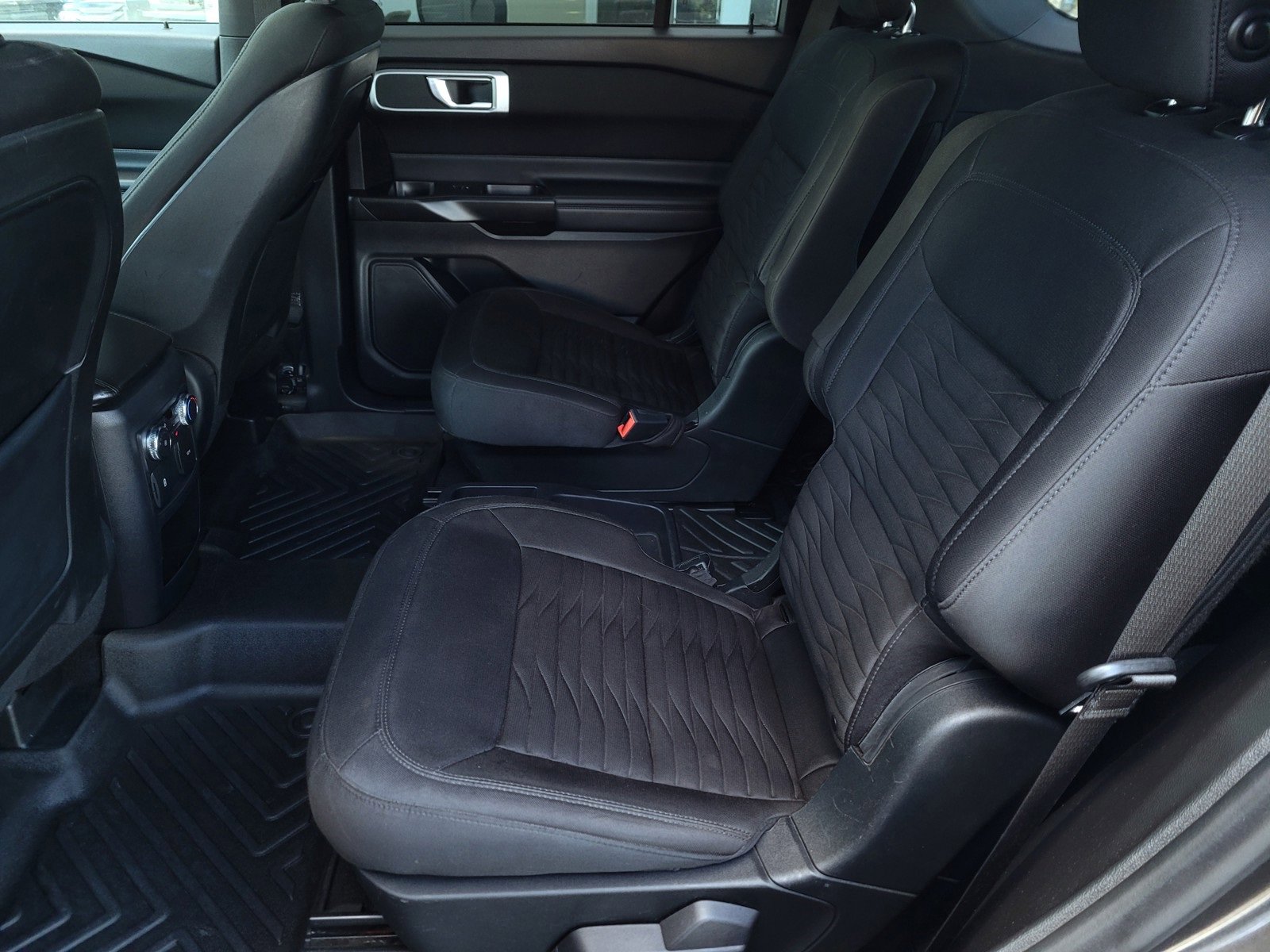 Used 2020 Ford Explorer XLT w/ Comfort Package image 11