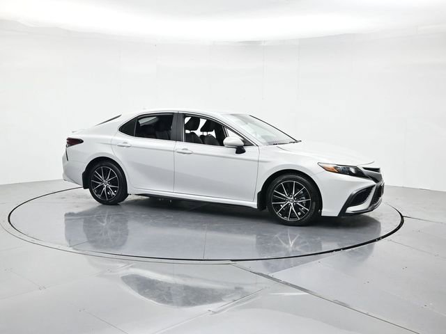 Used 2024 Toyota Camry SE w/ Convenience Package image 3