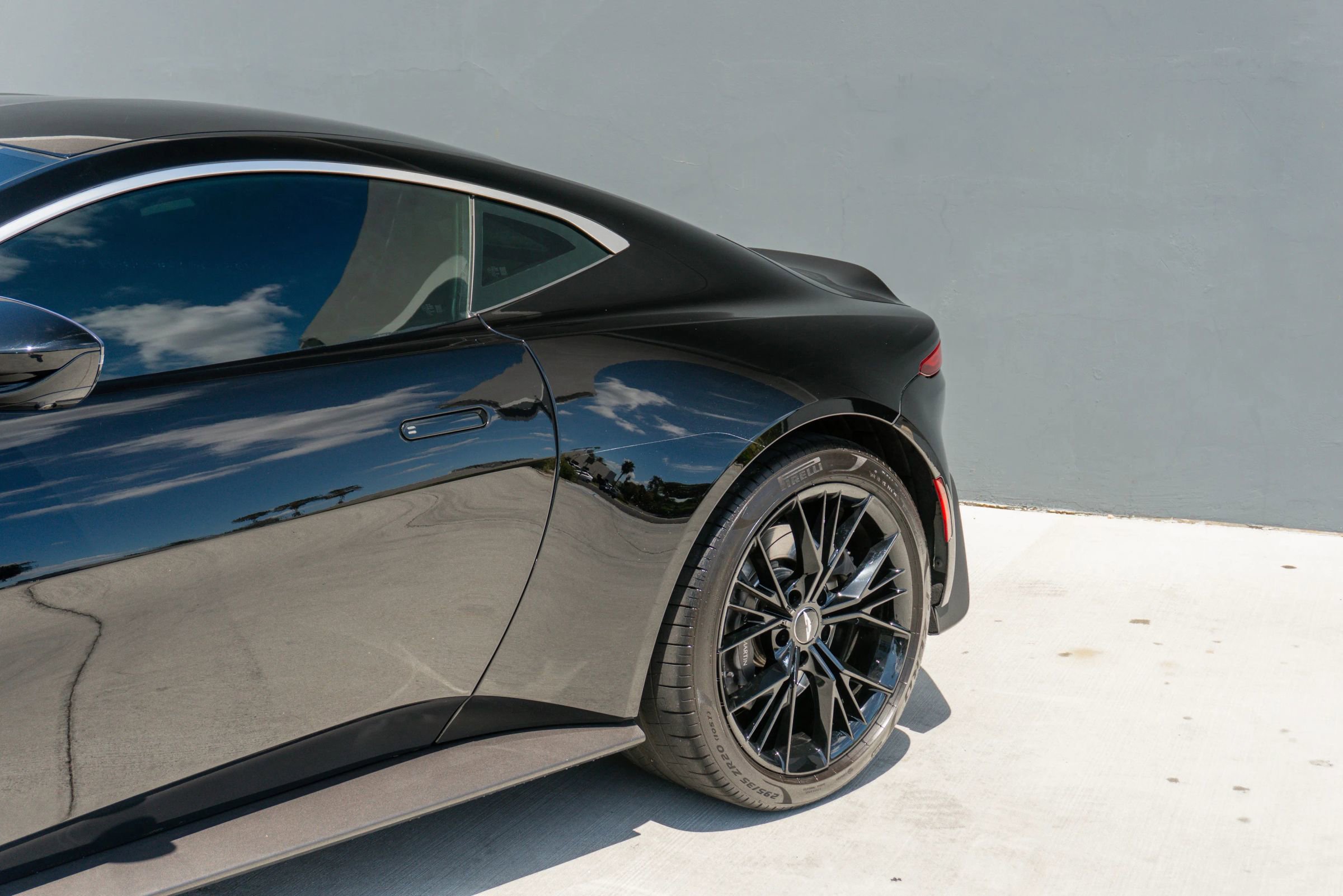 Used 2020 Aston Martin V8 Vantage Coupe image 24