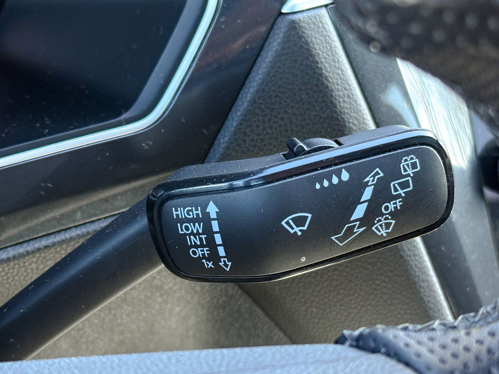 Used 2024 Volkswagen Tiguan SE R-Line image 25