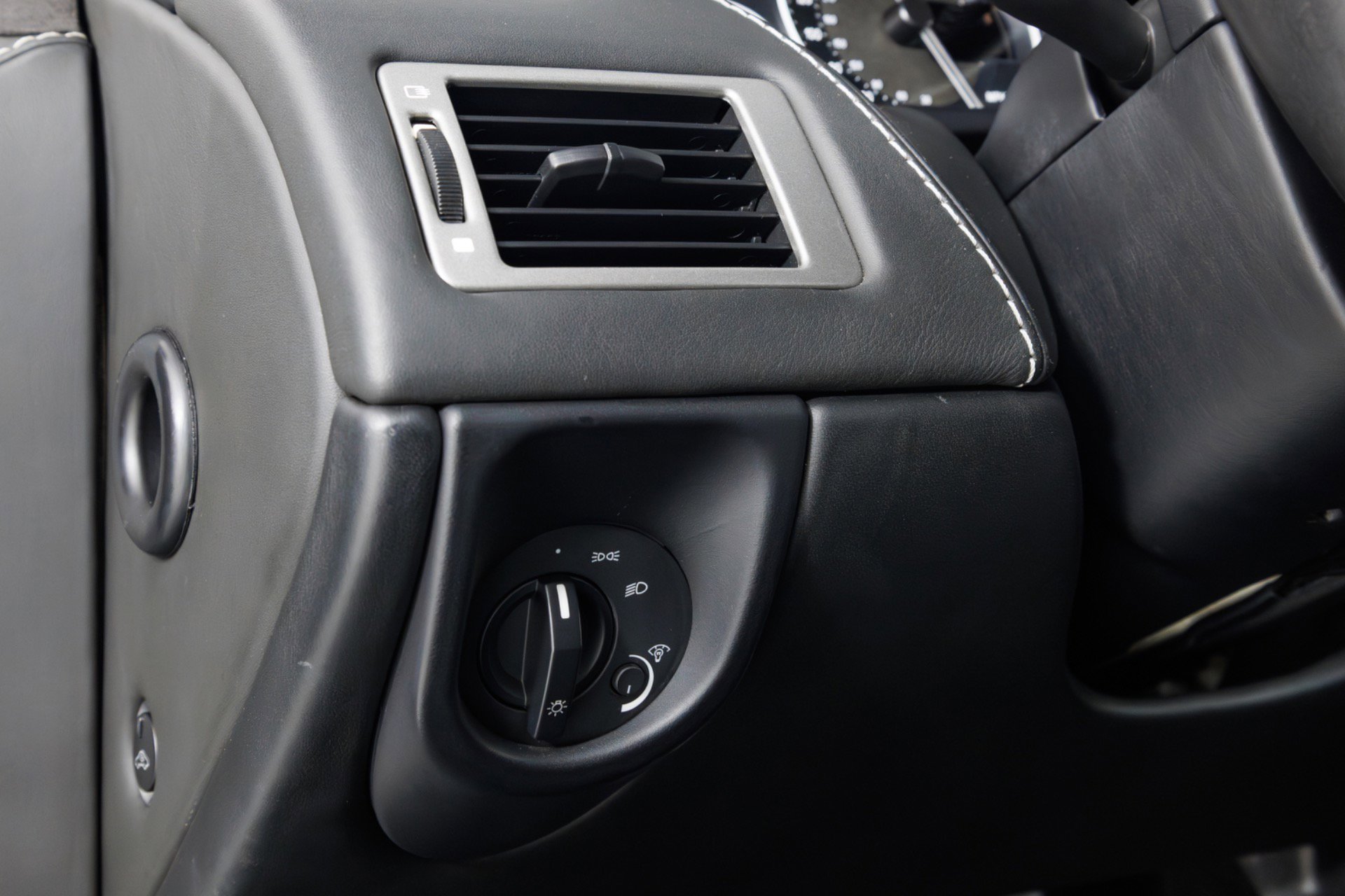 Used 2009 Aston Martin DBS Coupe RWD image 28