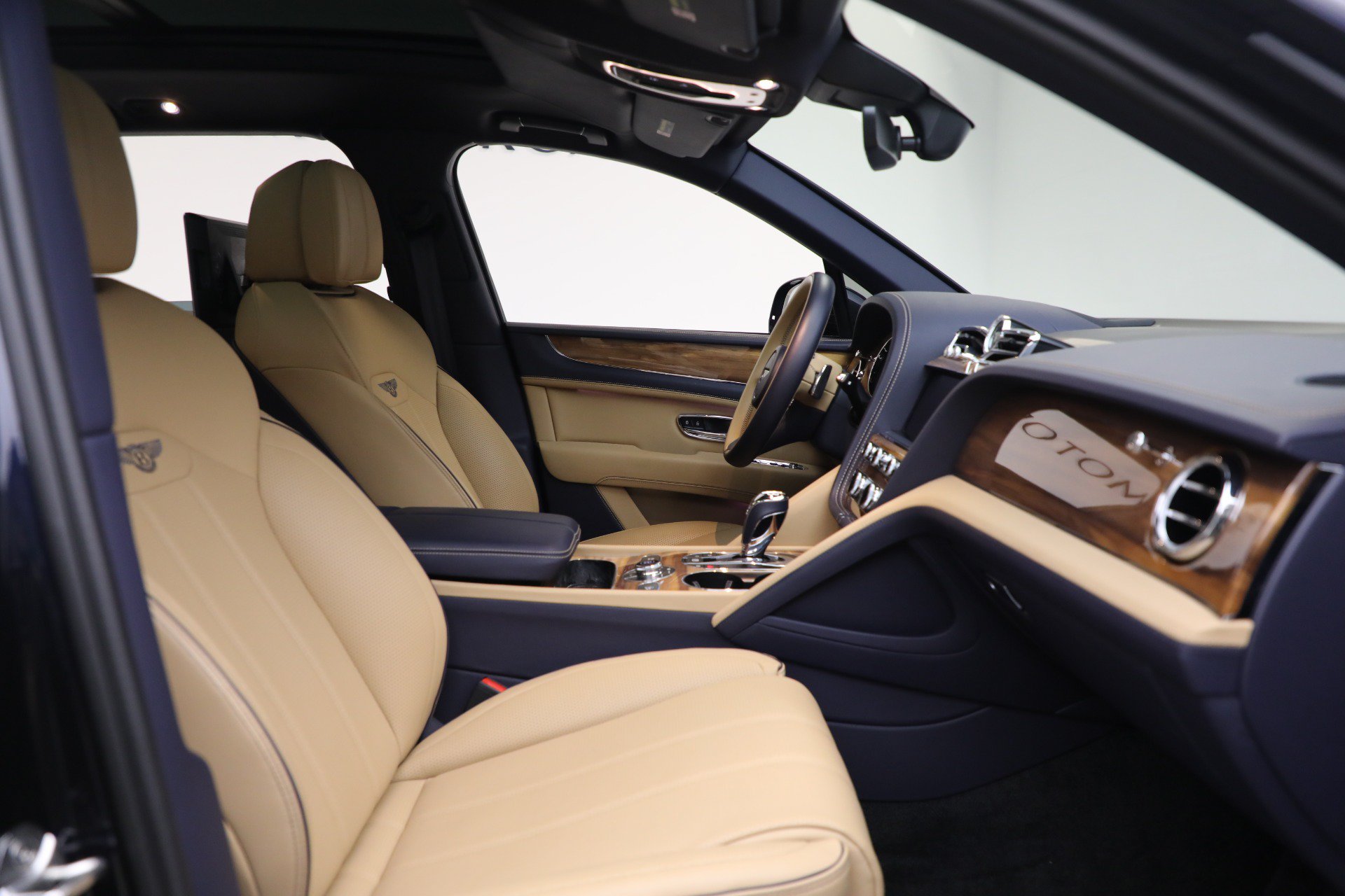 Certified 2024 Bentley Bentayga Extended Wheelbase AWD/4WD image 29