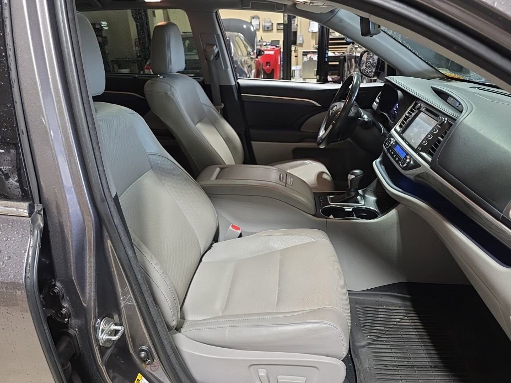 Used 2017 Toyota Highlander Limited Platinum AWD/4WD image 22