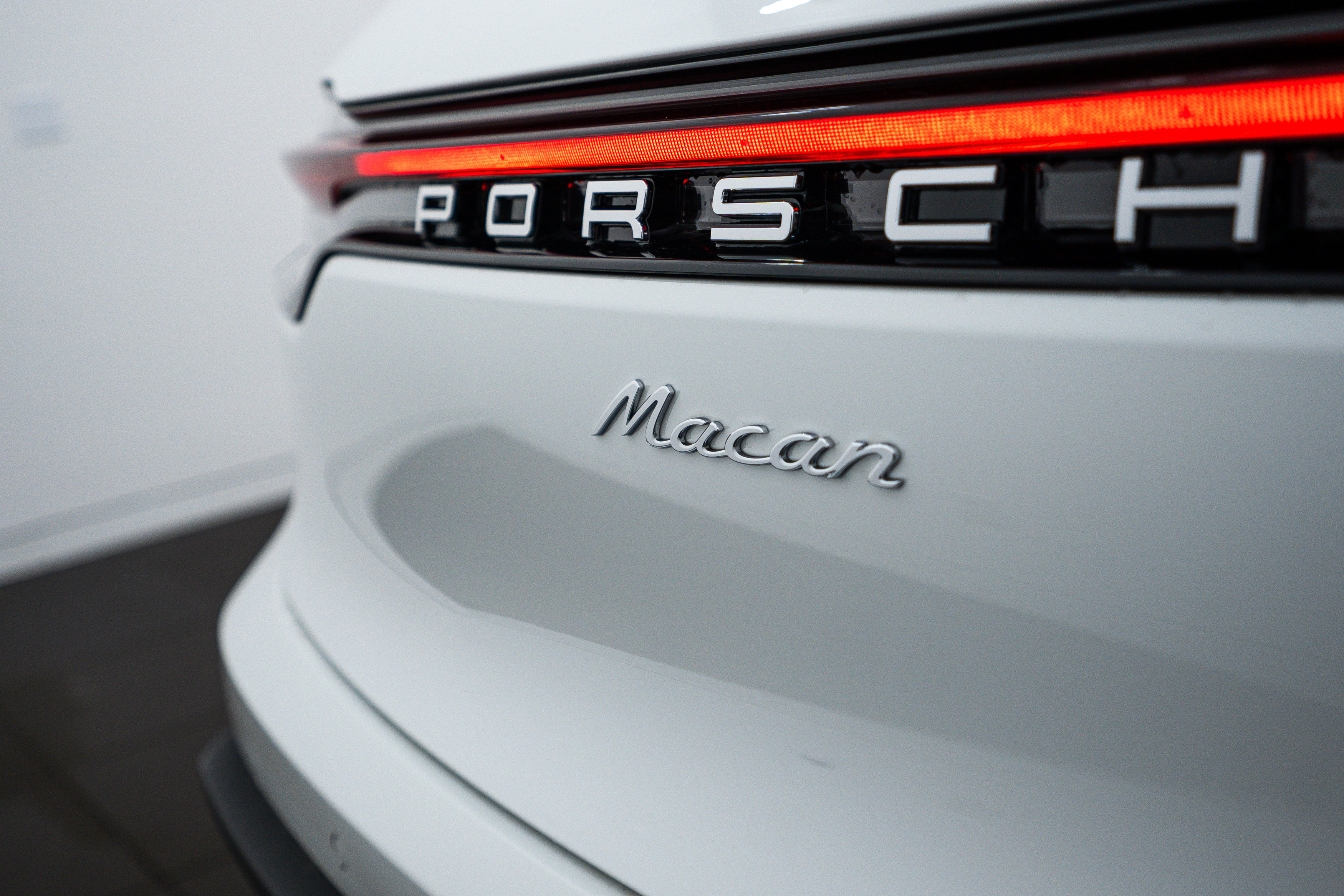 Certified 2025 Porsche Macan image 27